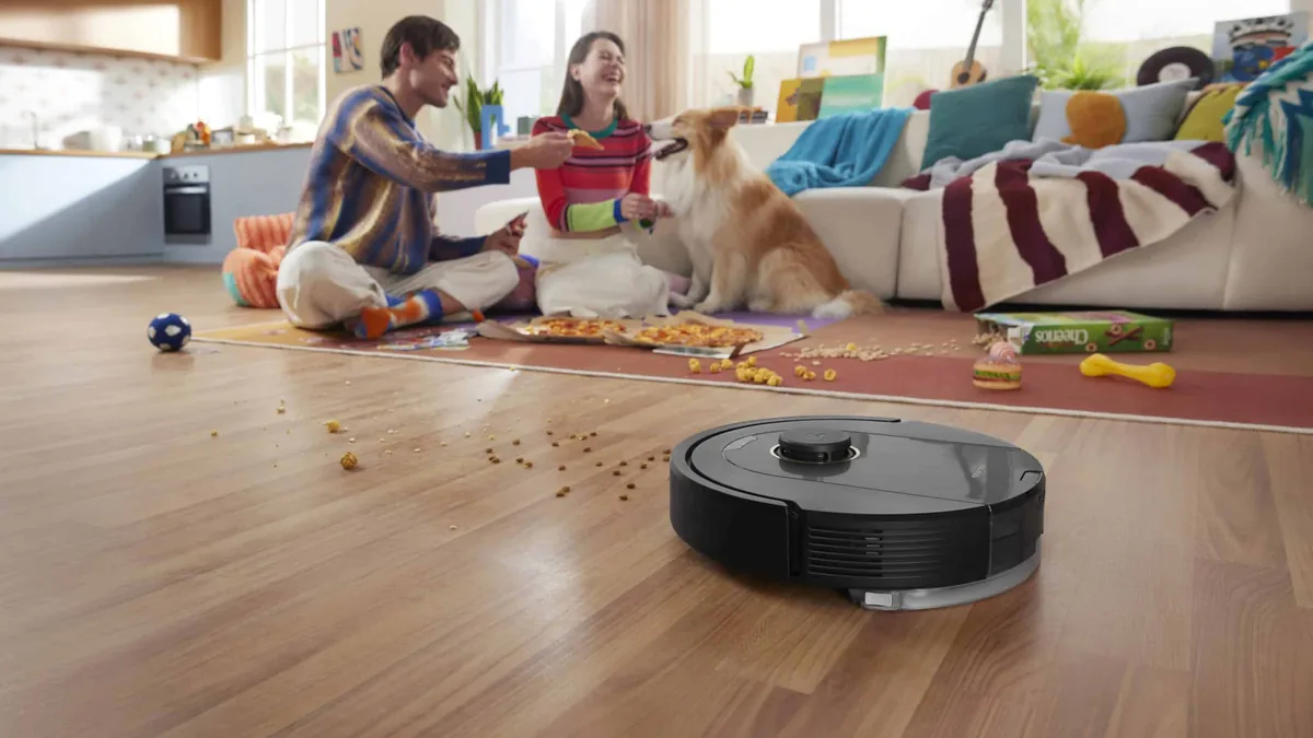 Aspirateur robot ramassant des miettes pendant un moment de détente en famille