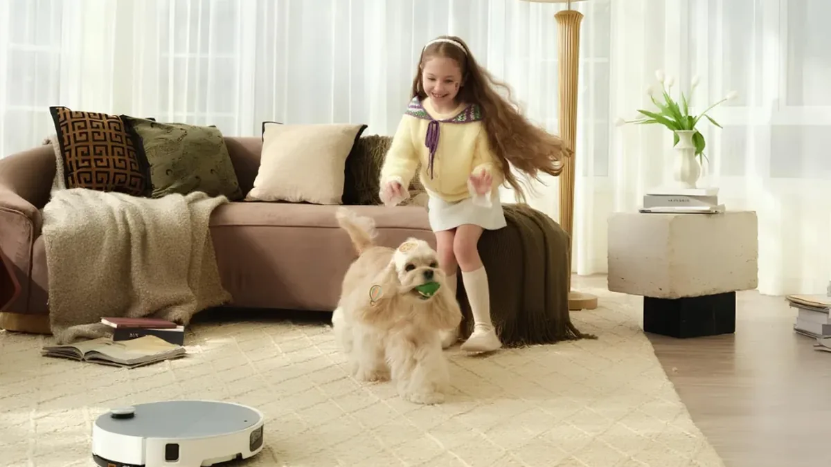 Aspirateur robot dans un salon avec un enfant et un chien